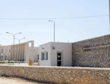 Νοσοκομείο Σαντορίνης: Επιβεβαιώνει ότι χρέωσε 500 € Καναδό τουρίστα για… αιματολογικές εξετάσεις